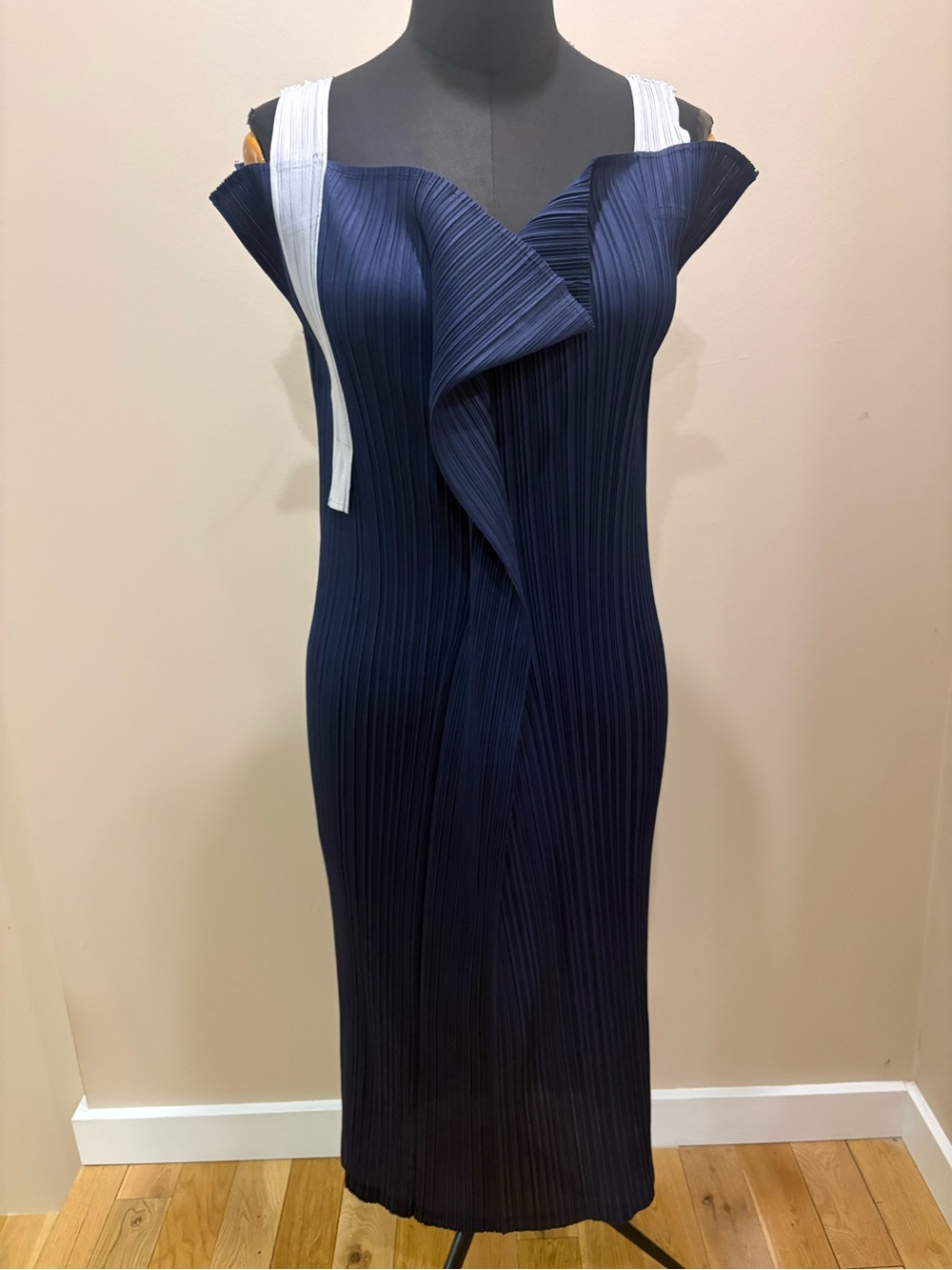 Brand new Elegant Navy Pleated Off-Shoulder Dress with White Strap Detail